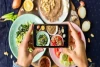 پرخوری در مقابل دوربین؛ ترند جدید فودبلاگرها در صفحات مجازی